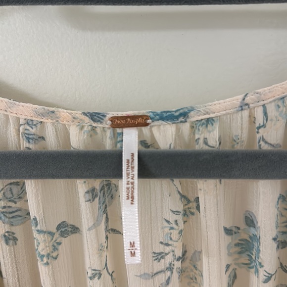 Brand new never used Free People blouse. Floral fabric - Picture 3 of 7